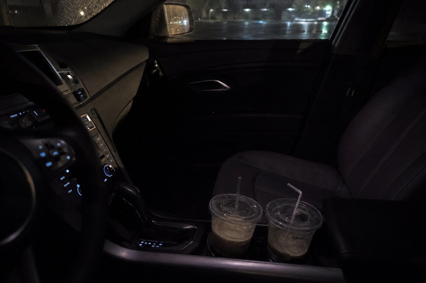 副驾旁的第二杯饮料